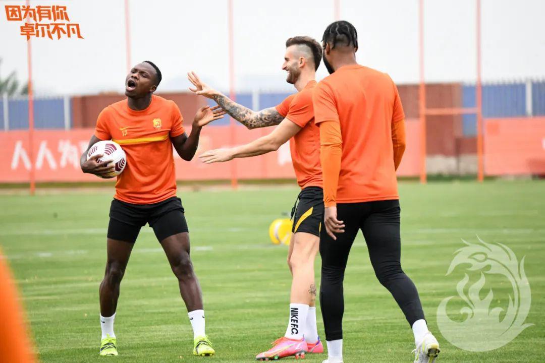 关于转会期体能课后；达拉斯独行侠内部沟通备战中超；目标明确；医务组通报恢复的信息